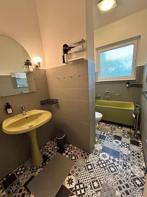 Duplex Apartment Ullstein- 4 Bedrooms, 2 Bathrooms, Living Room, 2 Parking Spaces, Boxspringbeds, Family & Business Apartment! Berlino Esterno foto