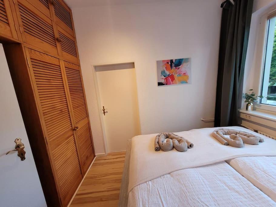 Duplex Apartment Ullstein- 4 Bedrooms, 2 Bathrooms, Living Room, 2 Parking Spaces, Boxspringbeds, Family & Business Apartment! Berlino Esterno foto