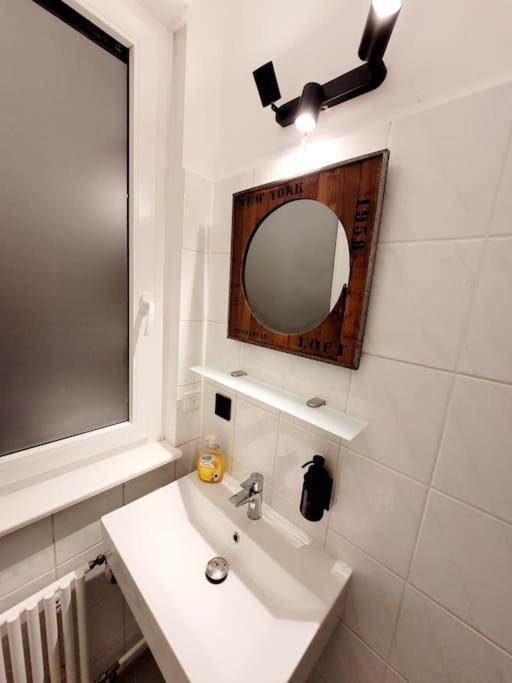Duplex Apartment Ullstein- 4 Bedrooms, 2 Bathrooms, Living Room, 2 Parking Spaces, Boxspringbeds, Family & Business Apartment! Berlino Esterno foto