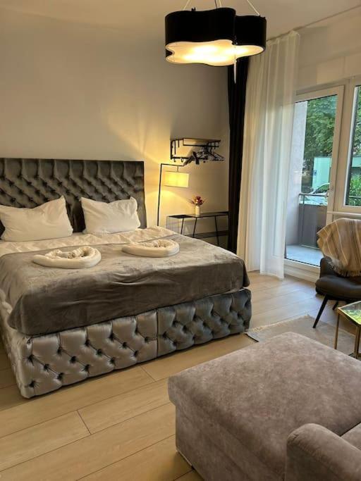 Duplex Apartment Ullstein- 4 Bedrooms, 2 Bathrooms, Living Room, 2 Parking Spaces, Boxspringbeds, Family & Business Apartment! Berlino Esterno foto