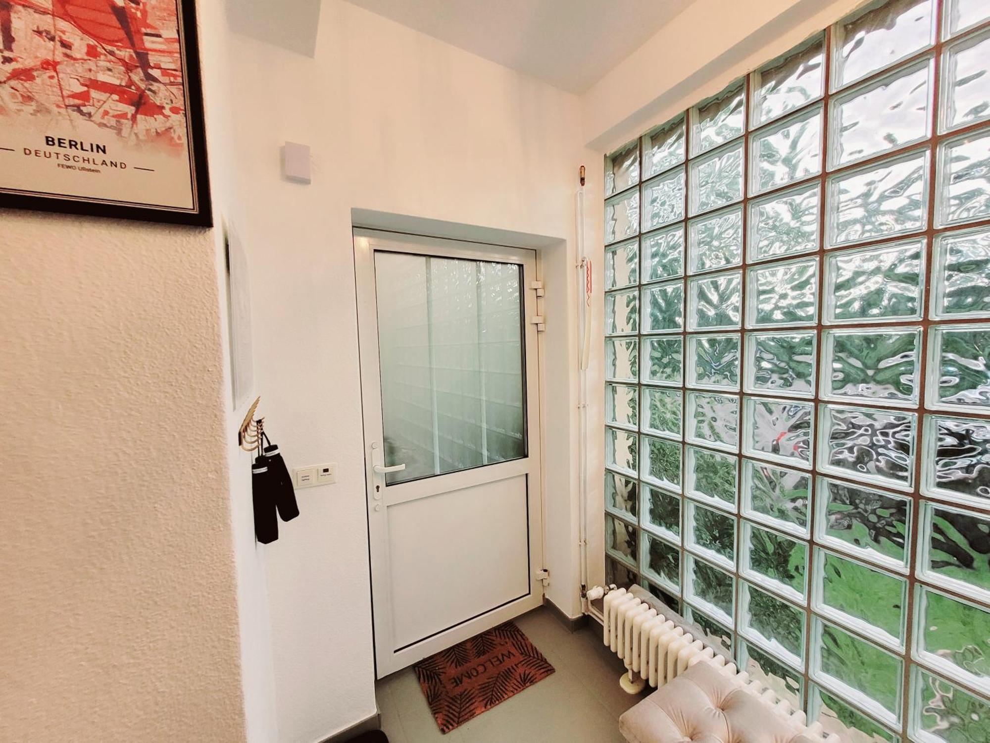 Duplex Apartment Ullstein- 4 Bedrooms, 2 Bathrooms, Living Room, 2 Parking Spaces, Boxspringbeds, Family & Business Apartment! Berlino Esterno foto